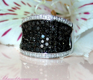 Attractive Black & White Diamond Ring