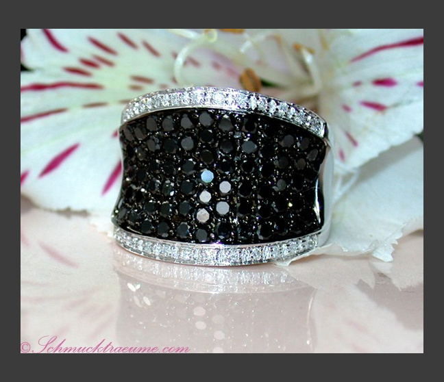 Attractive Black & White Diamond Ring Attractive Black & White Diamond Ring