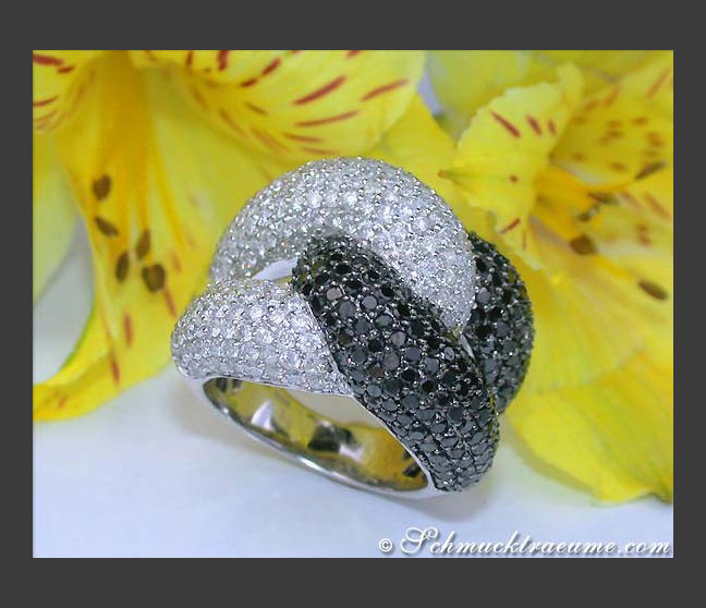Voluminous Black & White Diamond Ring Voluminous Black & White Diamond Ring