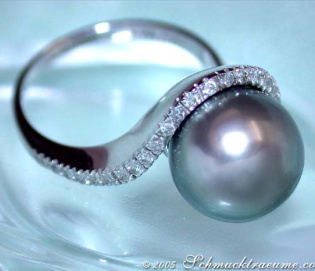 Precious Tahitian Pearl Ring with Diamond Collar in White gold