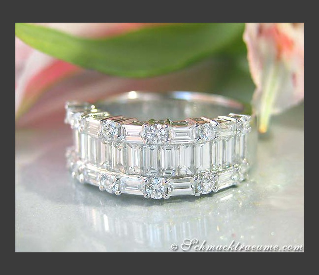 Excellent Diamond Ring (Brilliant & Baguette Cut) Excellent Diamond Ring (Brilliant & Baguette Cut)
