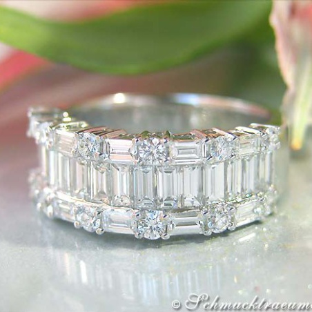 Excellent Diamond Ring (Brilliant & Baguette Cut)