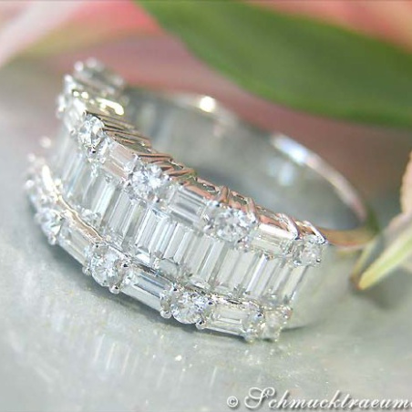 Excellent Diamond Ring (Brilliant & Baguette Cut)