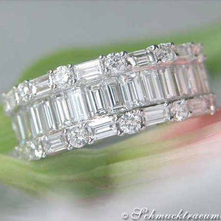Excellent Diamond Ring (Brilliant & Baguette Cut)