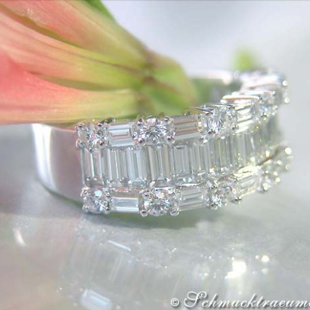Excellent Diamond Ring (Brilliant & Baguette Cut)