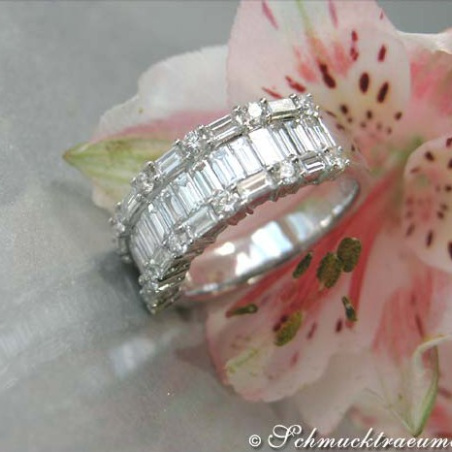 Excellent Diamond Ring (Brilliant & Baguette Cut)