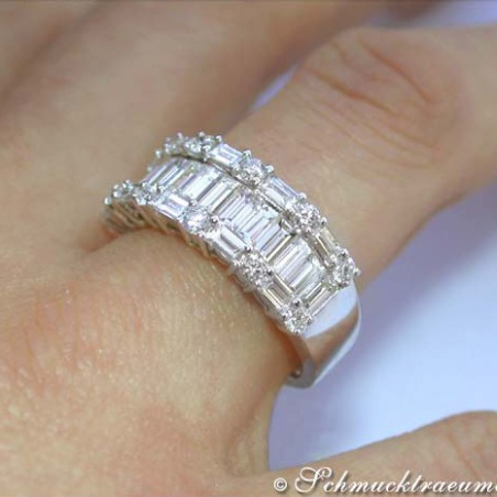 Excellent Diamond Ring (Brilliant & Baguette Cut)
