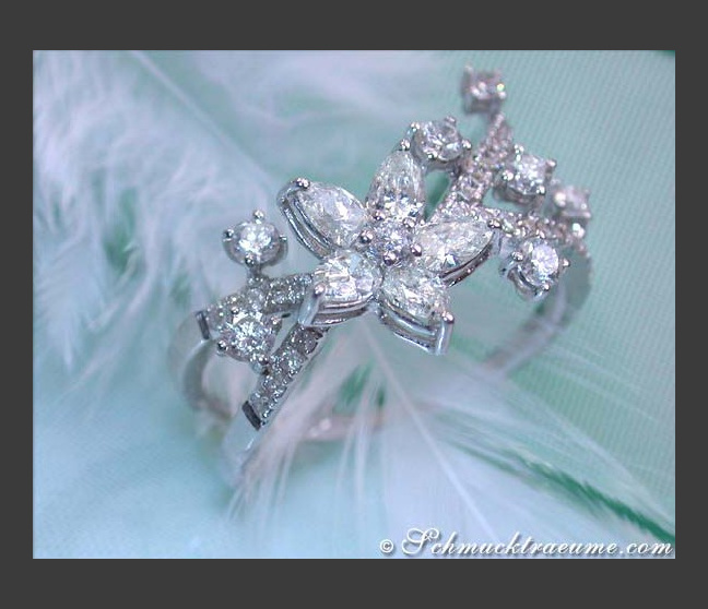 Feminine Diamond Ring in a Blossom Design Feminine Diamond Ring in a Blossom Design