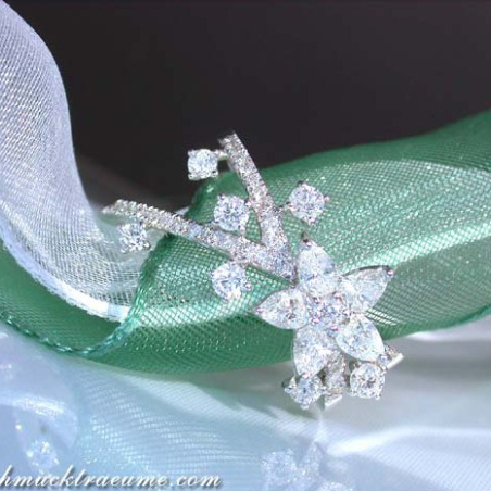 Feminine Diamond Ring in a Blossom Design