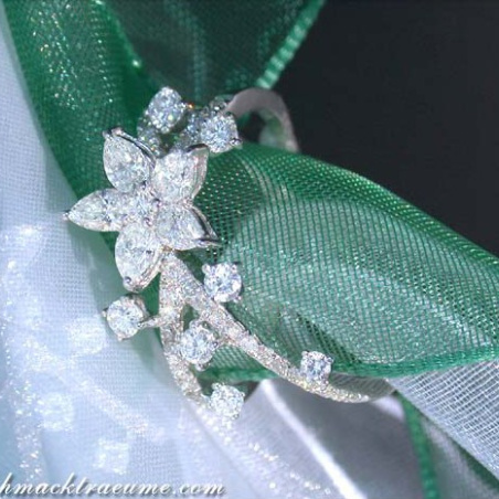 Feminine Diamond Ring in a Blossom Design