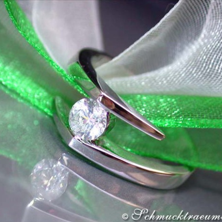 Timeless Diamond Solitaire Ring in White gold 18k