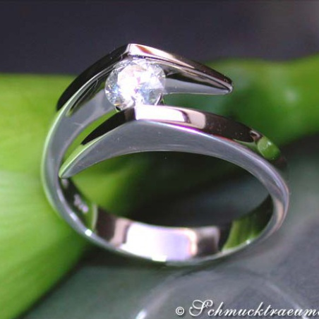 Timeless Diamond Solitaire Ring in White gold 18k