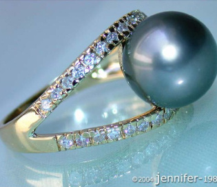 Attractive Tahitian Pearl Diamond Ring in Yellowgold