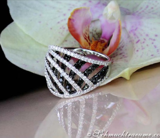 Interesting black and white diamond ring in white gold 18k