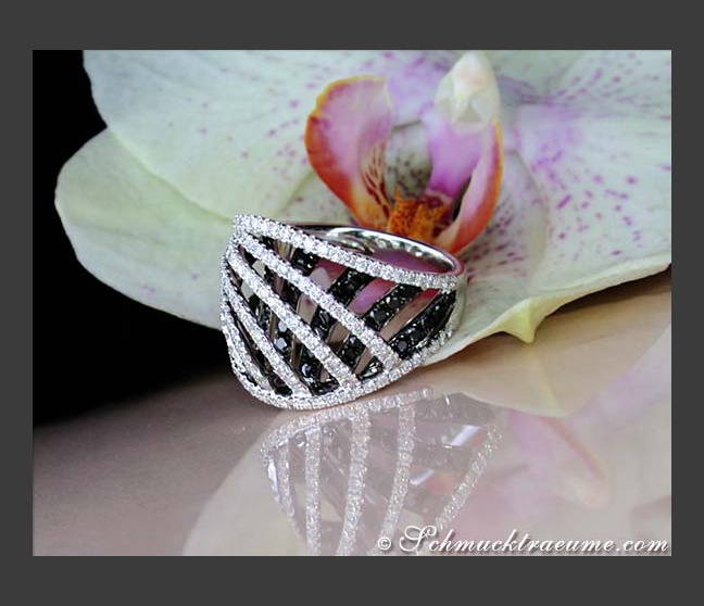 Interesting black and white diamond ring in white gold 18k Interesting black and white diamond ring in white gold 18k