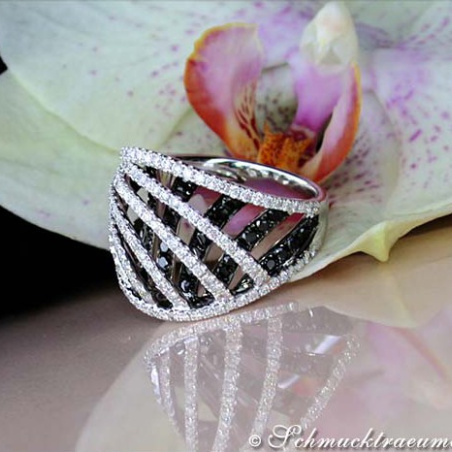 Interesting black and white diamond ring in white gold 18k