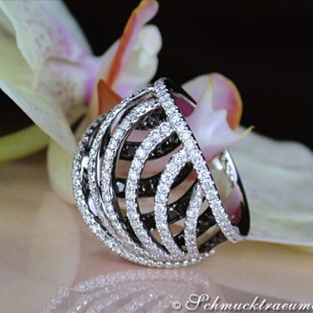 Interesting black and white diamond ring in white gold 18k