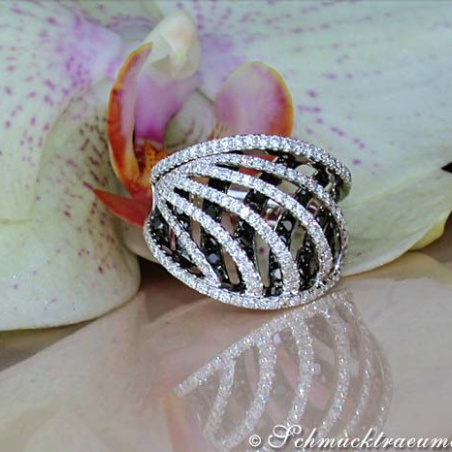 Interesting black and white diamond ring in white gold 18k