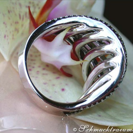 Interesting black and white diamond ring in white gold 18k