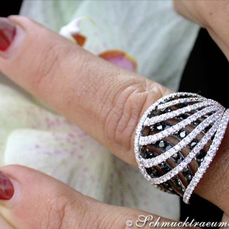 Interesting black and white diamond ring in white gold 18k