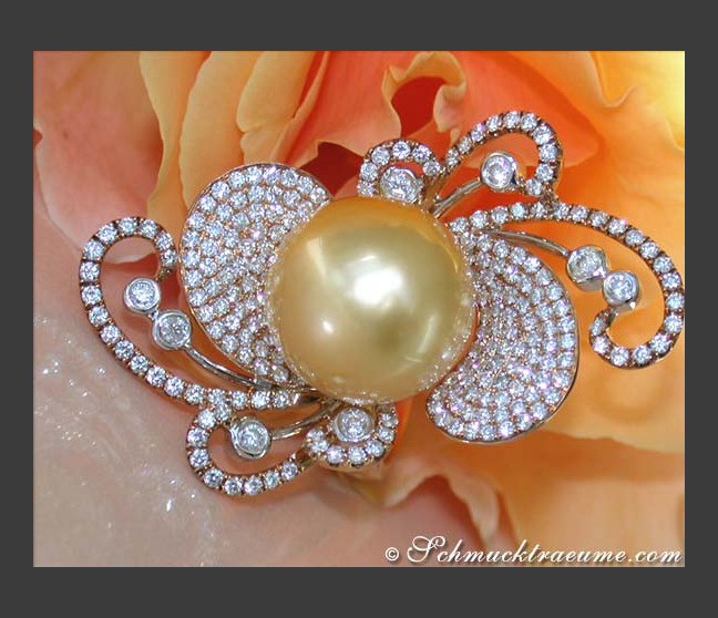 Magnificent Golden Southsea Pearl Ring with Diamonds Magnificent Golden Southsea Pearl Ring with Diamonds