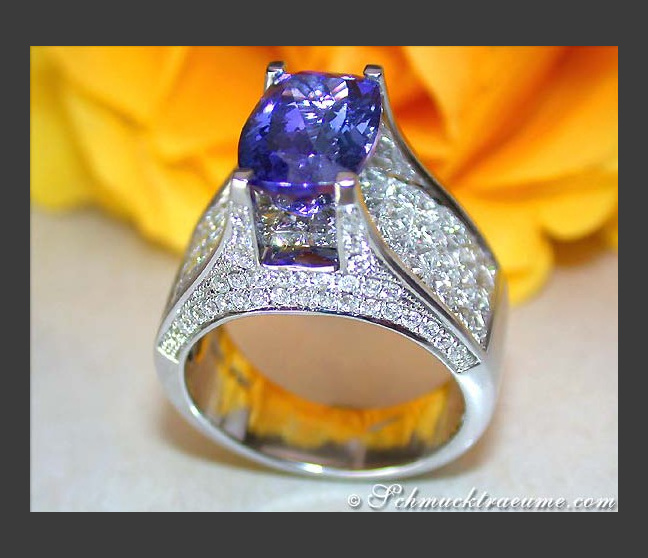 Splendid Tanzanite Ring with Diamonds Splendid Tanzanite Ring with Diamonds