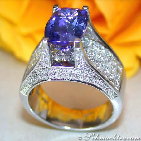 Splendid Tanzanite Ring with Diamonds