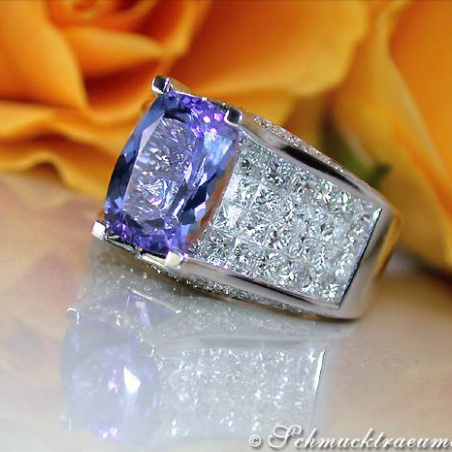 Splendid Tanzanite Ring with Diamonds