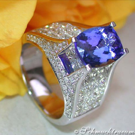 Splendid Tanzanite Ring with Diamonds