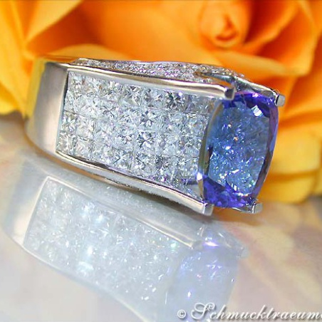 Splendid Tanzanite Ring with Diamonds