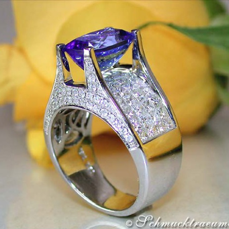 Splendid Tanzanite Ring with Diamonds