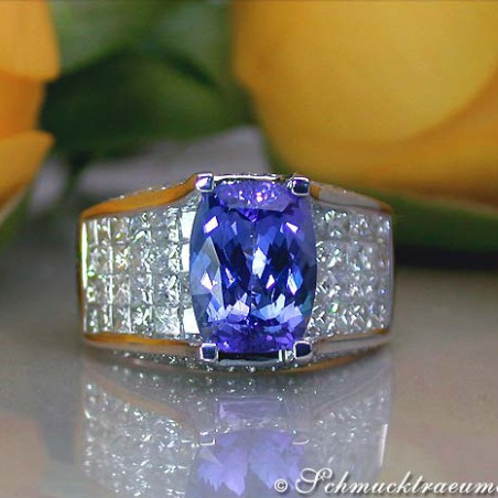 Splendid Tanzanite Ring with Diamonds