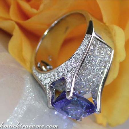 Splendid Tanzanite Ring with Diamonds