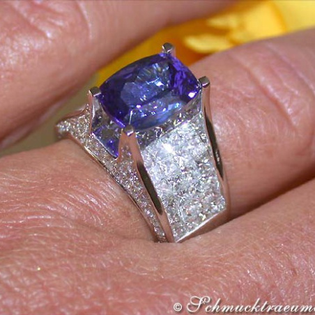 Splendid Tanzanite Ring with Diamonds