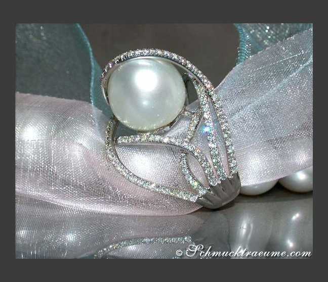 Excellent Southsea Pearl Ring with Diamonds (13 - 14 mm) Excellent Southsea Pearl Ring with Diamonds (13 - 14 mm)