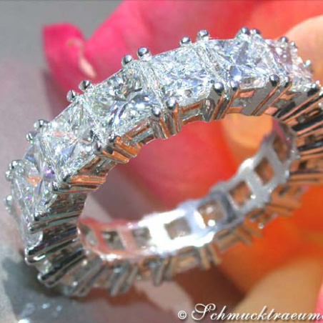 Luxurious Diamond Eternity Ring (9,05 ct.)
