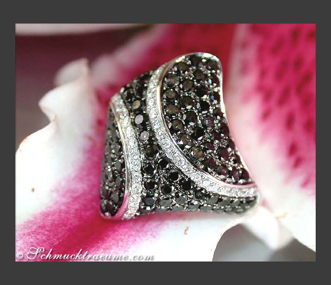 Solid Black & White Diamond Rhombic Style Ring Solid Black & White Diamond Rhombic Style Ring