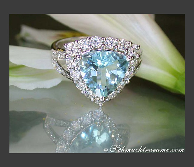 Glorious Aquamarine Ring with Diamonds Glorious Aquamarine Ring with Diamonds
