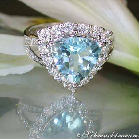 Glorious Aquamarine Ring with Diamonds