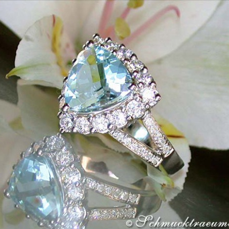 Glorious Aquamarine Ring with Diamonds