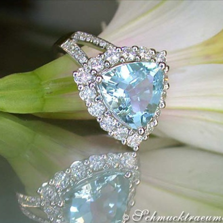 Glorious Aquamarine Ring with Diamonds