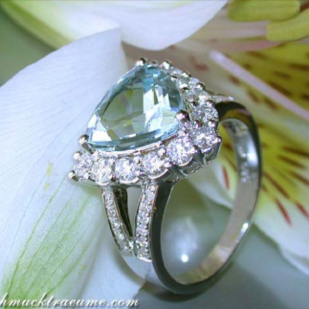 Glorious Aquamarine Ring with Diamonds