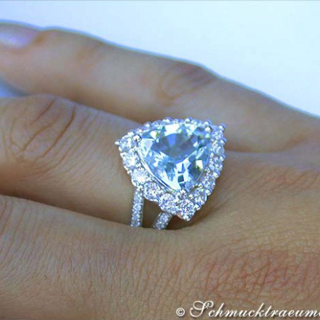 Glorious Aquamarine Ring with Diamonds