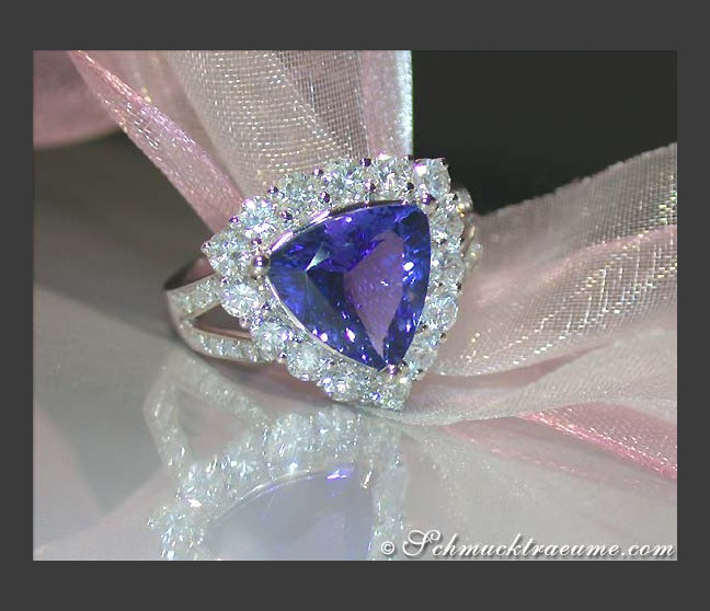 Premium Tanzanite Ring with Diamonds Premium Tanzanite Ring with Diamonds
