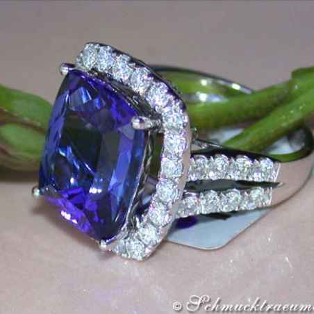 Excellent Tanzanite Diamond Ring