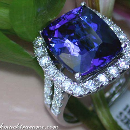 Excellent Tanzanite Diamond Ring
