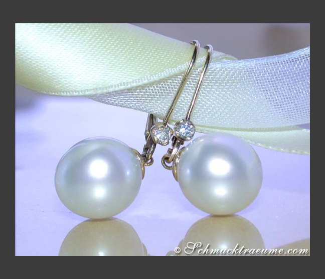 Simple Hanging Earrings with Southsea Pearls Simple Hanging Earrings with Southsea Pearls