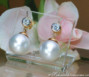 Exquisite Southsea Pearl Diamond Earrings in Yellow gold
