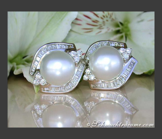 Giant Southsea Pearl Earrings with Diamonds (13,5 - 14 mm) Giant Southsea Pearl Earrings with Diamonds (13,5 - 14 mm)
