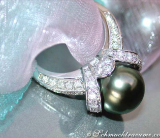 Gorgeous Tahitian Pearl Ring with Diamonds